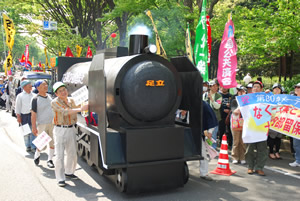 煙突から煙も演出!?本物以上の風格です