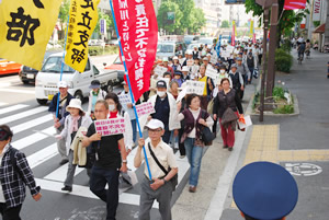 大都会を堂々と行進