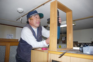 六木団地で作業する小針さん(六木分会)団地内で約70軒を行ないました