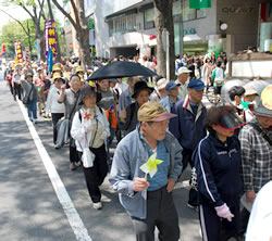 「内部留保を労働者・国民にまわせ」手には風車を持って表参道をデモ行進する足立支部の仲間たち