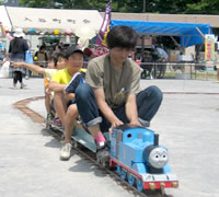 ミニSLならぬミニ・トーマスが子どもたちを乗せて走ります(入谷舎人)