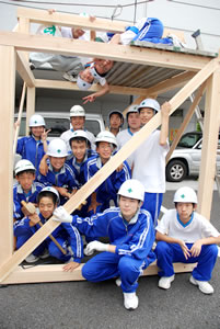 完成したぞ!疲れたけど楽しかった〜 14人は物作りの喜びを体で体験しました