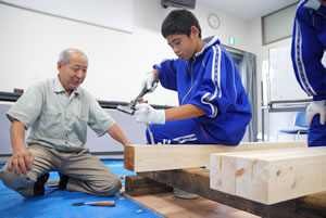 指導する池内指導員