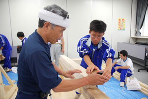 鉋かけを指導する今田指導員