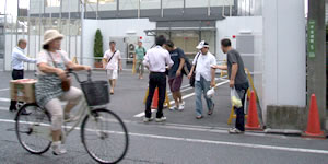 北千住・東京電大現場前で宣伝