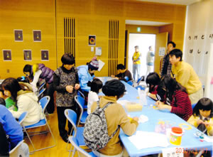 作ってあそぶコーナーで、親子で楽しい時間を過ごしました
