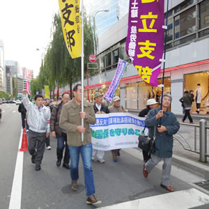 中央決起大会終了後、日比谷から銀座を通り東京駅方面までデモ更新しました