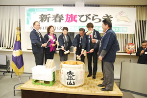 左から佐藤書記長・大場女性の会会長・近藤区長・増子委員長・小野寺青年部長・芝本高友会会長・瀬田本部副委員長による鏡開き