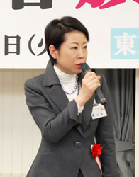 あいさつをする近藤やよい区長