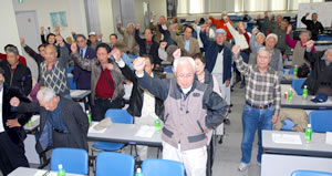 総会には68人が集まり社会保障制度の改善などの方針を決めました