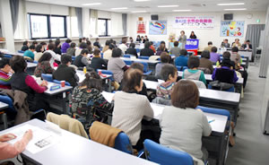 87人が参加、みんな講演に聞き入っています
