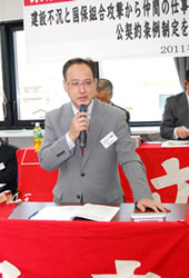経過報告と新年度方針の提案をする佐藤書記長