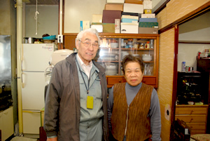 7階の高橋さん宅、笠原さん(左)と高橋さん(右)の後ろに転倒防止金具を取り付けた食器棚が、なんと棚の上の荷物も落ちてこなかったとのことでした