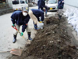 作業中のボランティアのみなさん