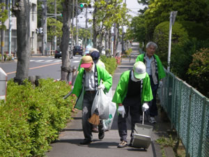 暑さのなか地域をきれいにしようと活動しました