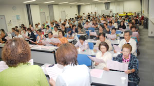 集会の最後には「折り鶴」などを合唱しました