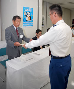 署長より感謝状を受け取る増子委員長