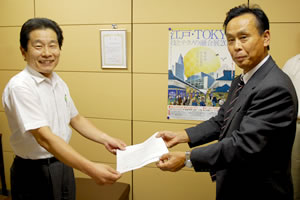 信用保証協会へ申入れを行う佐藤部長(右)