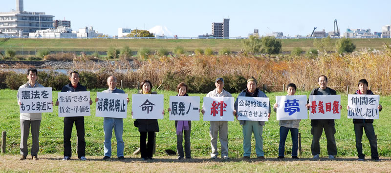 一人ひとり想いを込めてメッセージをおくります(足立区都市農業公園にて撮影)