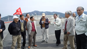 宮古建設組合鈴木会長(中央)と岩手県連斉藤会長(右端)から説明を受ける足立支部被災視察団のみなさん