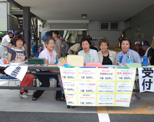 勝利判決を受け、参加者全員でバンザイ