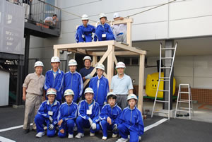4中の生徒さんたち、小屋 組を終え達成感の集合写真