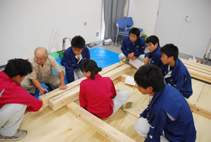先生の話を熱心に聴く、蔵前工業高校の生徒たち