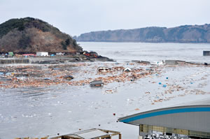 倒壊した家屋が引き波によって宮古湾へ流れる