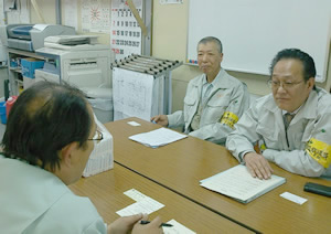 現場所長と懇談、工藤賃対部長と島原委員長